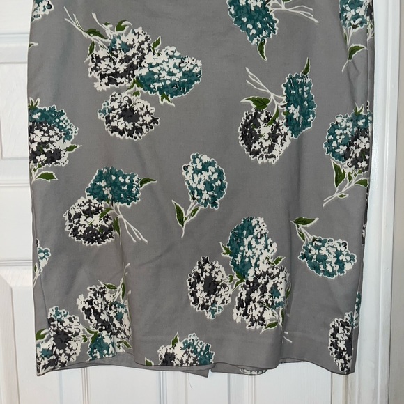 Ann Taylor Factory Floral Print Gray Skirt, Size 10 - Picture 2 of 3